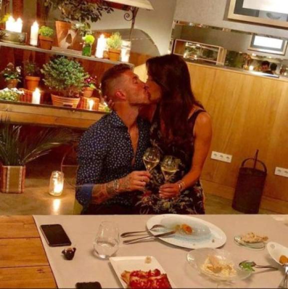 El defensa central de Real Madrid, Sergio Ramos, está más enamorado que nunca. Tiene más de 10 años de estar junto a la presentadora y modelo Pilar Rubio con quien ha procreado tres hijos.