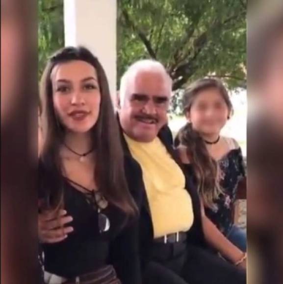 En un video publicado en Tik-Tok se muestra el momento en el que Vicente Fernández toca el pecho de una joven. Ella posaba junto al artista, una niña y una señora para una fotografía.