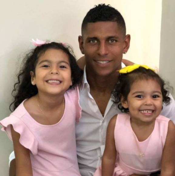 Durante sus años juntos Costly y Tita han procreado a dos hermosas niñas, Sofía y Carlita Costly.