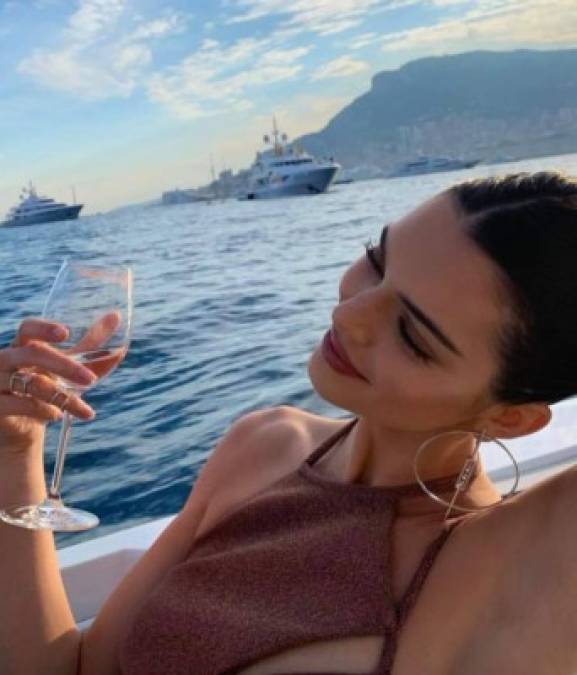 Kendall, Bella y Kris estuvieron en el yate de Tommy Hilfiger, en una fiesta sobre el mar con todo los lujos y detalles. Las fotos fueron reveladas por Gtres España.