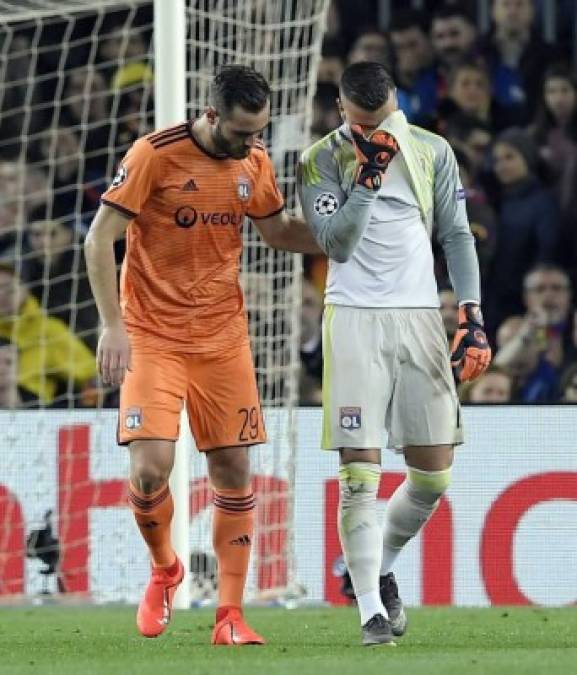 El portero portugués del Lyon, Anthony Lopes, salió lesionado y abandonó el campo entre lágrimas.