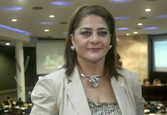 Diputada Waldina Paz estuvo a punto de quitarse la blusa en el Congreso Nacional