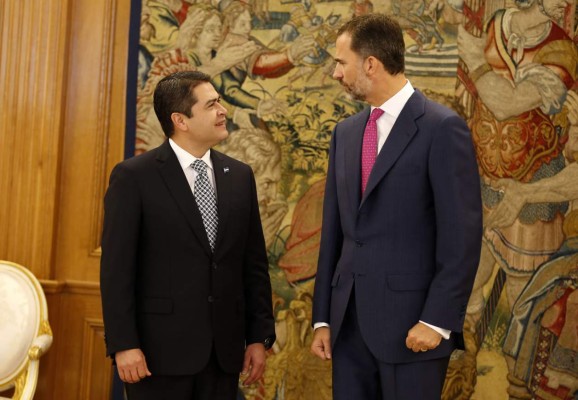 El rey Felipe conversa con el presidente de Honduras, Juan Orlando Hernández, momentos antes del almuerzo que los Reyes de España han ofrecido hoy en el Palacio Real en honor del mandatario hondureño y su esposa.