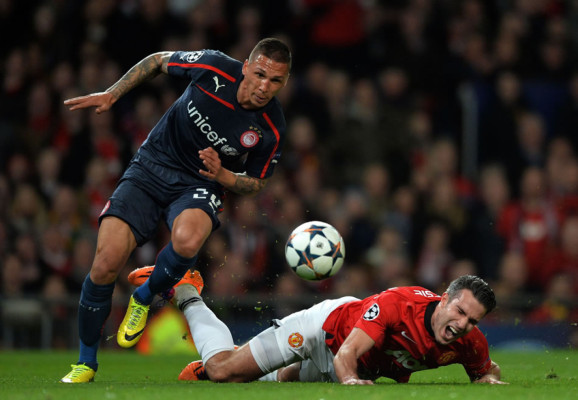 Un 'hat-trick' de Van Persie clasifica al Manchester United