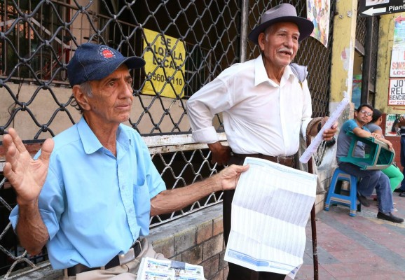 Vendedores de 'chica” en decadencia por venta de lotería electrónica