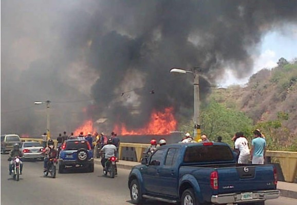 Incendio de grandes proporciones en ocho bodegas de Soptravi