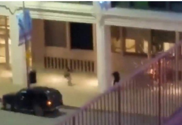 Video: Así ejecutó uno de los francotiradores a un policía en Dallas