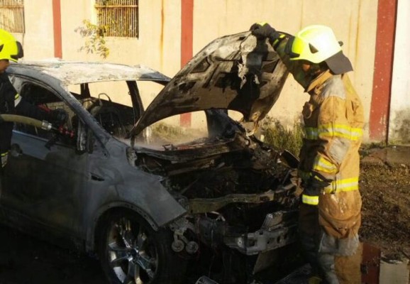 Incendian lujosa camioneta en San Pedro Sula