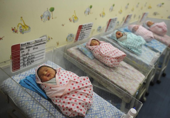 Mujer da a luz a bebés de otra pareja por error de clínica de fertilidad