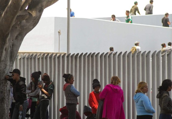 Sin opciones, familias inmigrantes esperan asilo en la frontera de EEUU