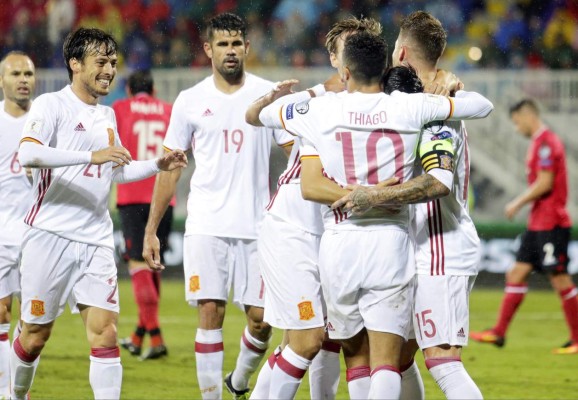 España se instala en la cima al doblegar a Albania