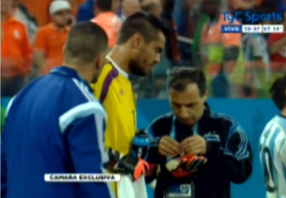 Video: Sergio Romero usó un 'papelito' para los penales ante Holanda