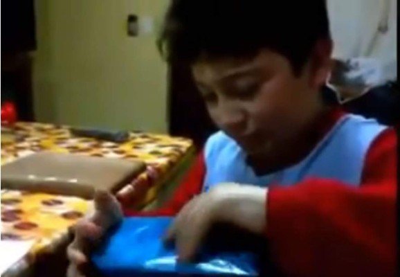 Video: Padres le regalan una tabla de madera a su hijo y se sorprenden con su reacción