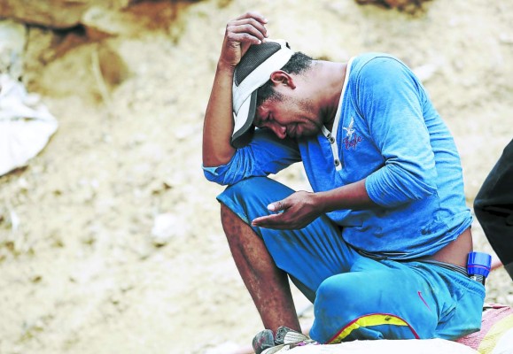 Los mineros soterrados son jóvenes, hogareños y con sueños