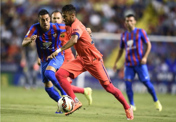 El líder Barcelona golea en su visita al Levante con un gran Messi