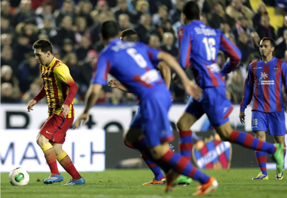 Messi y Tello levantan al Barça en la Copa del Rey