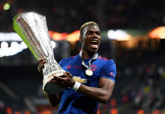 EST48 ESTOCOLMO (SUECIA), 24/05/2017.- El jugador del Manchester United Paul Pogba celebra con el trofeo al término del partido final de la Liga Europa de la UEFA entre el Ajax Amsterdam, de Holanda, y el Manchester United, de Reino Unido, disputado hoy, miércoles 24 de mayo de 2017, en el estadio Friends Arena de la ciudad de Estocolmo (Suecia). EFE/PETER POWELL