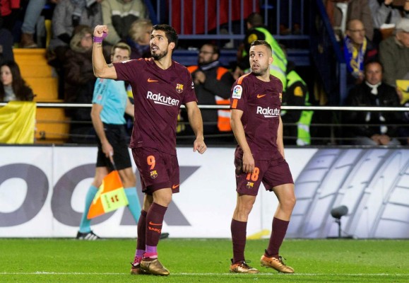 GRAF414. VILLARREAL (CASTELLÓN), 10/12/2017.- El delantero del FC Barcelona Luis Suárez (i) celebra tras marcar el primer gol ante el Villarreal, durante el partido de Liga en Primera División que se disputa esta noche en el estadio de la Cerámica. EFE/Domenech Castelló