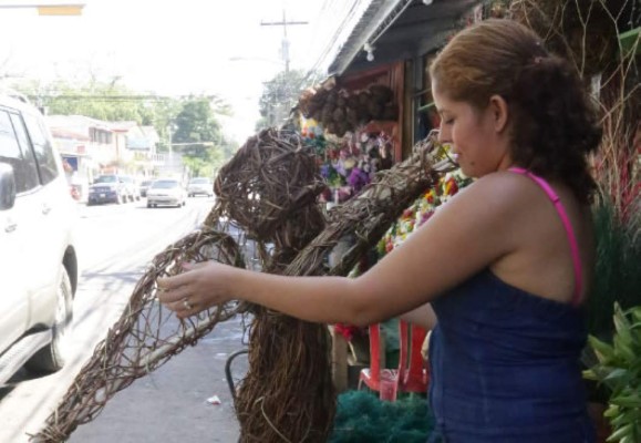 Artesanías navideñas 'invaden” puestos en el mercado Guamilito