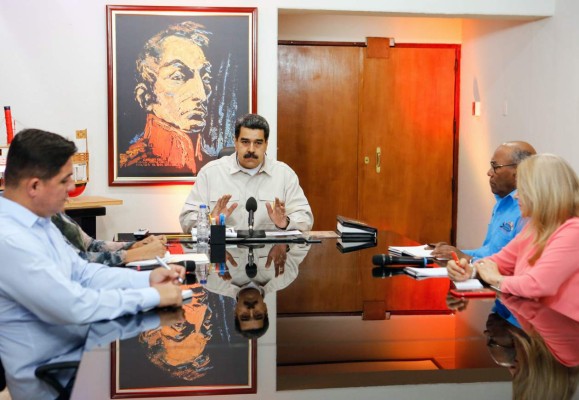 EEUU planea dolarizar Venezuela ante inminente salida de Maduro