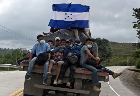 Unos 600 hondureños dejan la caravana debido a bloqueos