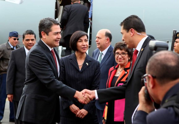 Juan Orlando llega a México a promover a Honduras