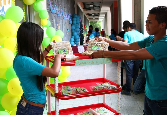 Ponen a prueba su talento de empresarios para graduarse