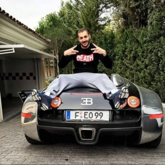 Karim Benzema es un coleccionista de autos de lujo. El delantero francés del Real Madrid posee un Bugatti Veyron valorado en 2 millones de euros.