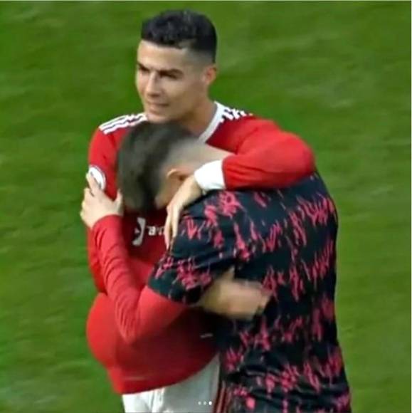 Al final del partido, Cristiano Ronaldo tuvo un lindo detalle con Alejandro Garnacho, la joya argentina que milita en el Manchester United.