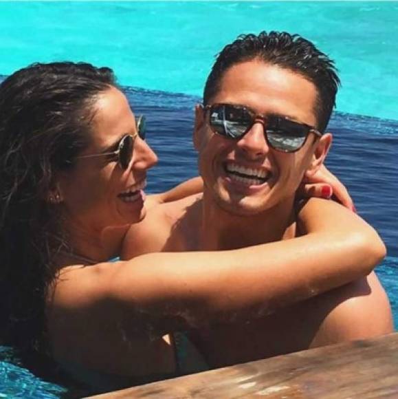 Lucía y Chicharito comparten su amor en las redes sociales.