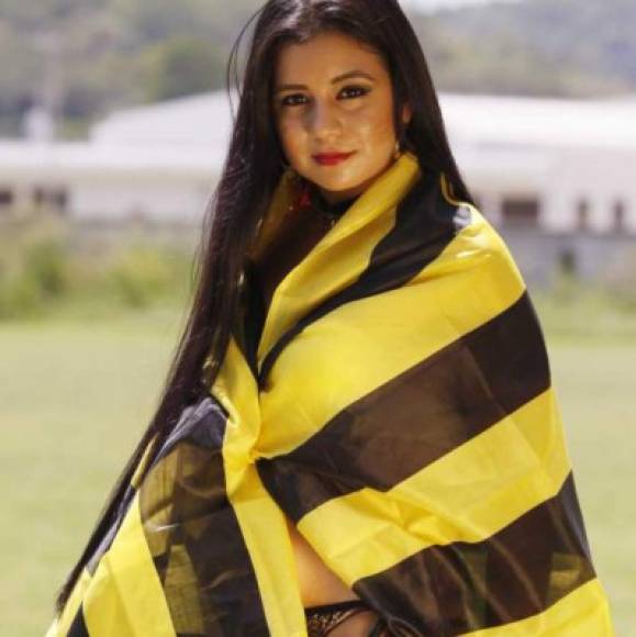 Damaris Padilla: Hermosa chica que ha lucido con orgullo hasta la bandera del Real España. FOTO DIEZ.HN
