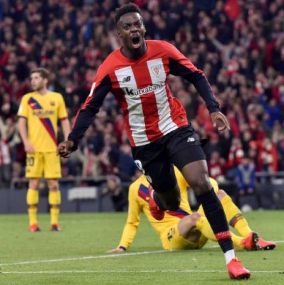 Iñaki Williams, eufórico, corre a celebrar su gol que eliminó al Barcelona y clasificó al Athletic de Bilbao a las semifinales de la Copa del Rey.