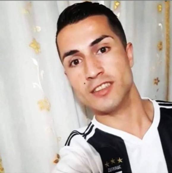 el joven iraquí saltó a la fama mundial al viralizarse un video donde se le ve preparándose para jugar un partido en el que luce el 7 de la estrella de la Juventus.