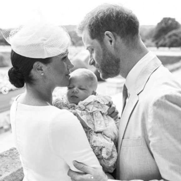 'El duque y la duquesa de Sussex están muy felices de compartir la alegría de este día con miembros del público que nos han apoyado increíblemente desde el nacimiento de su hijo. Les agradecen por su amabilidad al dar la bienvenida a su primer hijo y celebrar este momento especial', compartieron con sus más de 9 millones de seguidores.