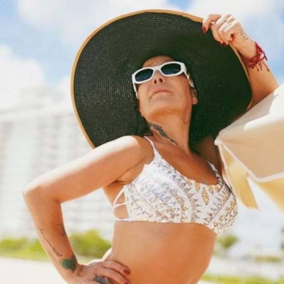 No es la primera vez que la rockera se muestra en bikini, meses atrás también posó en la playa.