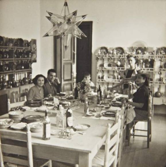 Miguel y Rosa Covarrubias, Frida y Cristina Kahlo en la cocina de Casa Azul.<br/><br/>