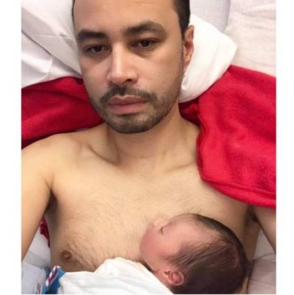 El diseñador hondureño, Carlos Campos tuvo la dicha de ser padres meses atrás, y no ha dudado en compartir su alegría en las redes sociales.