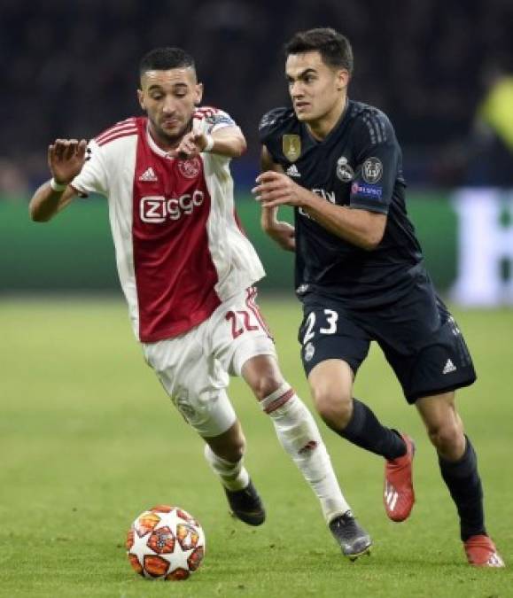 Sergio Reguilón es marcado por Hakim Ziyech del Ajax. Foto AFP