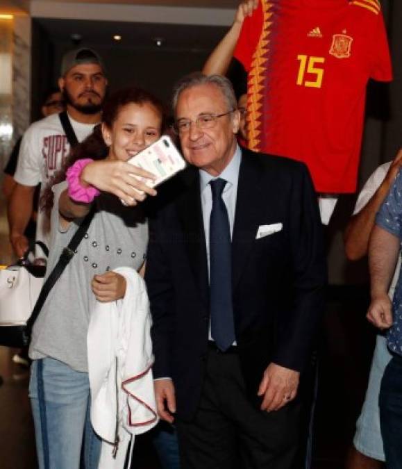 El presidente del Real Madrid, Florentino Pérez, posó para las cámaras de los aficionados que le pidieron selfie.