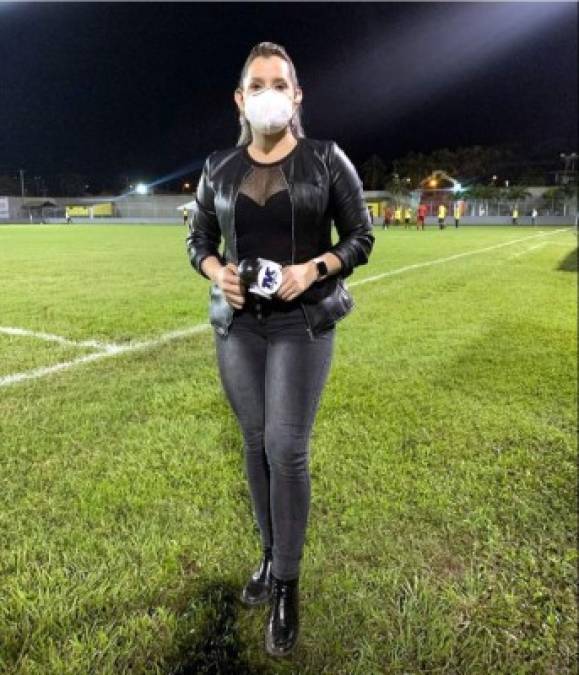 La hermosa presentadora de Televicentro, Tanya Rodríguez, en el estadio Humberto Micheletti cubriendo el partido Honduras Progreso-UPN.