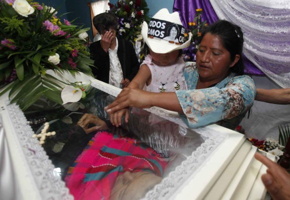 Con dolor e impotencia velaron a Berta el día de su cumpleaños