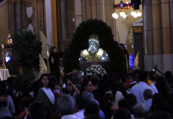 Cientos de feligreses llegan a honrar a la Virgen de Suyapa