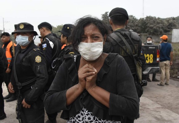 Sube a 65 la cifra de víctimas en Guatemala tras erupción de volcán