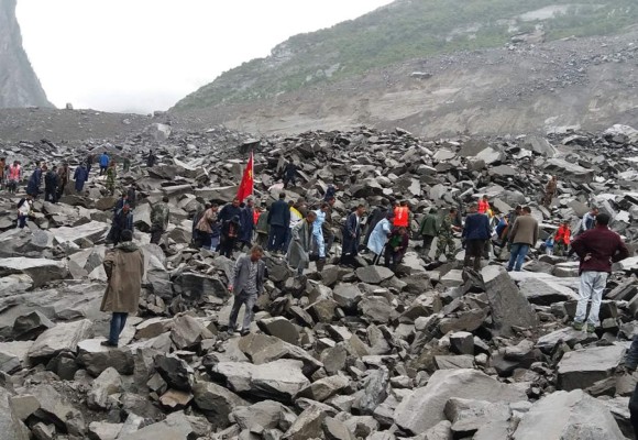 Un desprendimiento sepulta un pueblo en Sichuan y deja 120 desaparecidos