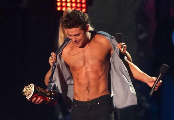 Zac Efron calienta los MTV Movie Awards