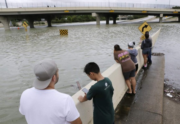 Hondureños sufren furia del huracán Harvey que inunda calles de Houston