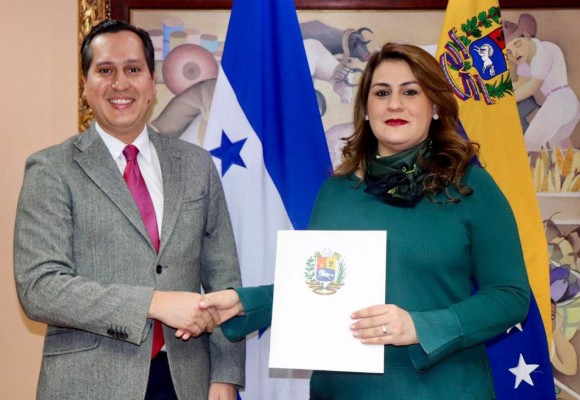 La canciller hondureña recibe copias de estilo del nuevo embajador de Venezuela