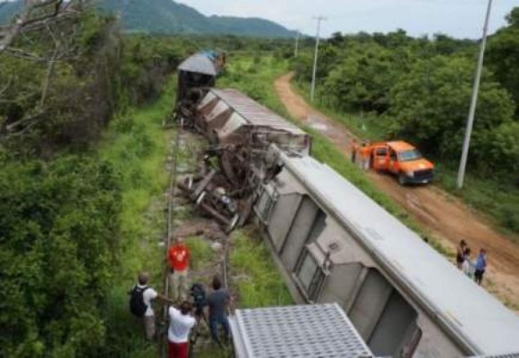Tren que usan los migrantes en México se descarrila en Oaxaca