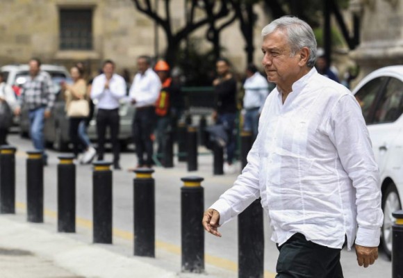 Beso de Obrador a periodista causa polémica en México