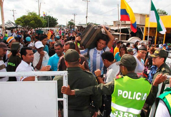 Ecuador levanta instalaciones en pasos fronterizos ante afluencia venezolanos